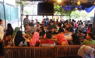 TEMPAT NONGKRONG SEMARANG : Polke, Warung Angkringan Berbalut Suasana Cafe