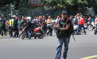 MEME BOM JAKARTA : Bukan Cuma Polisi Ganteng, Netizen Juga Soroti Gaya Modis Pelaku Teror