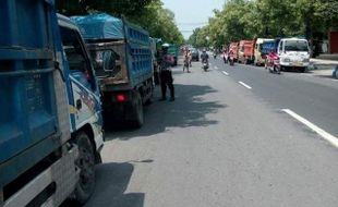 TAHUN BARU 2016 : Polisi Ngawi Hentikan Truk-Truk Bukan Bermuatan Sembako