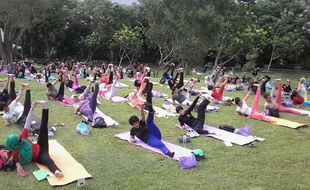 Celebrity Fitness Gelar Yoga di Candi Ratu Boko