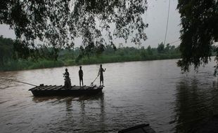 FOTO TRANSPORTASI TRADISIONAL : Rp2.000 Sekali Menyeberang