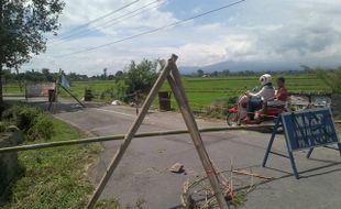 KERUSAKAN INFRASTRUKTUR KLATEN : Talut Jalan Ambrol, Arus Lalu Lintas di Ngrundul Dialihkan