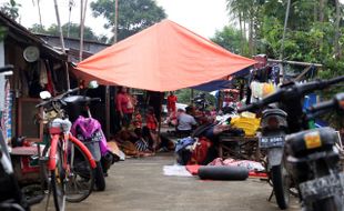 BANJIR SOLO : 80 Keluarga di Kampung Dadapan Sangkrah Mengungsi di Tanggul