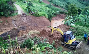 LONGSOR KARANGANYAR : Longsor Terjang Desa Beruk, Jembatan Penghubung Hancur, 600 Orang Terisolasi