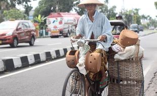 FOTO TRANSPORTASI TRADISIONAL : Sepeda Onthel Tetap Jadi Andalan