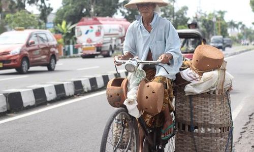 FOTO TRANSPORTASI TRADISIONAL : Sepeda Onthel Tetap Jadi Andalan