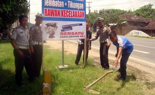 KECELAKAAN SRAGEN : Sopir Truk Gandeng Ditahan, Polisi-Dishubkominfo Solo Pasang Rambu di TKP