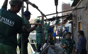 PEMBONGKARAN BANGUNAN SOLO : Bangunan di Bantaran Kali Makam Bergolo Dibongkar