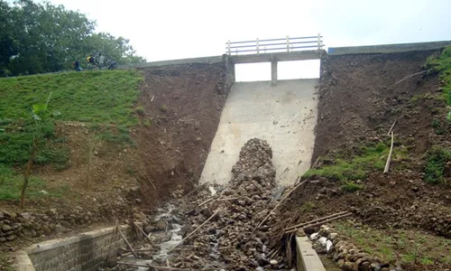 KERUSAKAN INFRASTRUKTUR SRAGEN : 2 Sayap Spillway Longsor, Embung Brojol Terancam Jebol