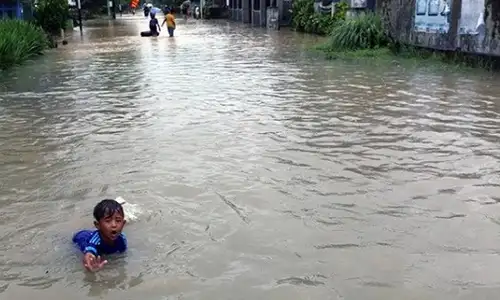 FOTO BANJIR BLITAR : Banjir Disambut Riang Bocah Blitar