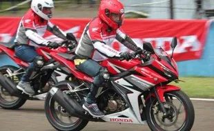 KOMPARASI MOTOR : New CBR150R vs R15, Pilih Gaya atau Tenaga?