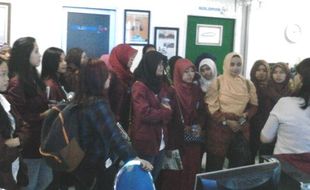 FOTO KUNJUNGAN MEDIA : Mahasiswa Sastra Inggris Unsa Berkunjung ke Solopos