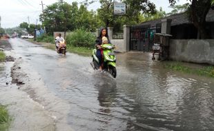 INFRASTRUKTUR KARANGANYAR : Genangan Terjadi di Sebelah Balai Desa Wonorejo, Bertahan Hingga 18 Jam