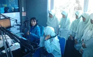 FOTO KUNJUNGAN MEDIA : SMP IT Insan Kamil Karanganyar Belajar Jurnalistik di Solopos