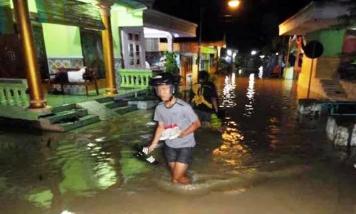 BANJIR BOJONEGORO : 5 Rumah di Bojonegoro Roboh Diterjang Banjir Bandang