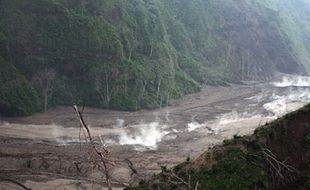 BANJIR BLITAR : Diterjang Air Bah, Sabo Dam Lahar Kelud Runtuh Total