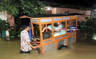 BANJIR BOJONEGORO : BPBD Bojonegoro Buka Dapur Umum untuk Korban Banjir