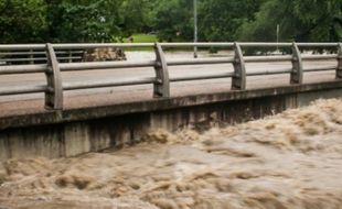 BANJIR TRENGGALEK : Digerus Banjir, Jembatan Desa di Trenggalek Ambles