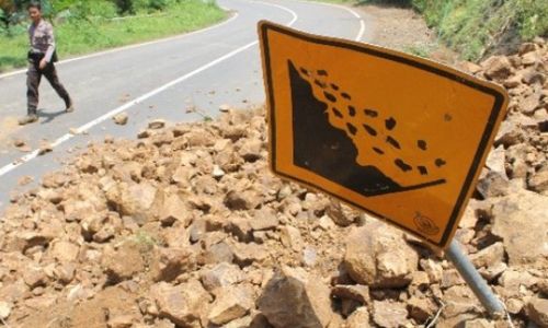 Aktivitas Warga Kulonprogo Terganggu Material Longsor Tutup Jalan