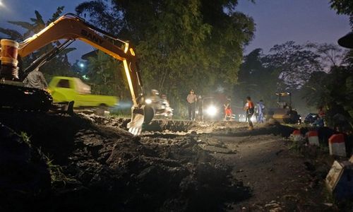 FOTO LONGSOR BANYUMAS : Curah Hujan Tinggi, Jalur Wangon-Ajibarang Ambles