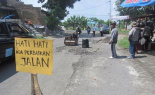 JALAN RUSAK SUKOHARJO : Kerusakan Jalan di Kartasura Diperbaiki