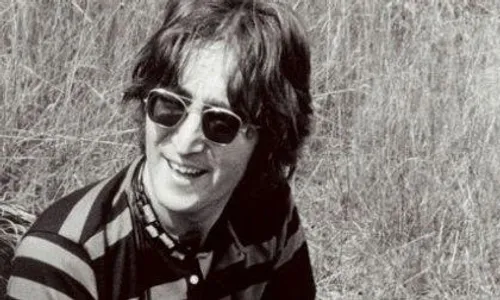 KISAH UNIK : Seikat Rambut John Lennon Terjual Rp471 Juta