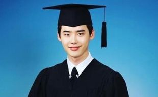 K-POP : Lee Jong Suk Unggah Foto Wisuda