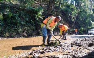 FOTO LONGSOR MAGETAN : Jalur Wisata Sarangan 10 Jam Tertimbun