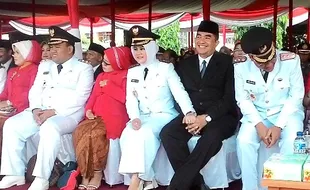 PELANTIKAN KEPALA DAERAH : Duh, Kemesraan Bupati Cantik dan Suami Ini Bikin Iri