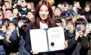 K-POP : Diwisuda, Park Shin Hye Pamer Ijazah Kelulusan