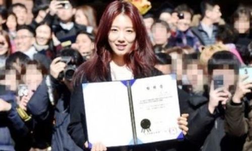 K-POP : Diwisuda, Park Shin Hye Pamer Ijazah Kelulusan