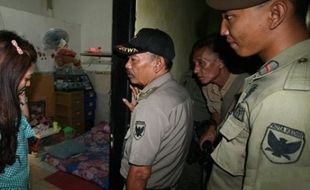 FOTO RAZIA KEDIRI : Pelaku LGBT Diburu di Hotel Kediri