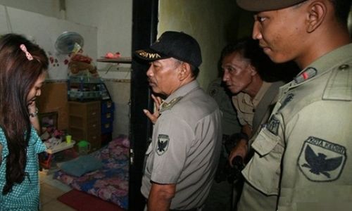 FOTO RAZIA KEDIRI : Pelaku LGBT Diburu di Hotel Kediri