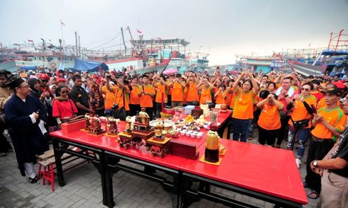 FOTO SEMBAHYANG IMLEK : Warga Keturunan Tionghoa Gelar Sembahyang Imlek di Pelabuhan