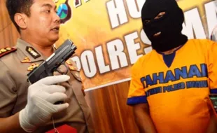 FOTO PENGANIAYAAN MADIUN : Rilis Penganiaya, Polisi Pamer Airsoft Gun