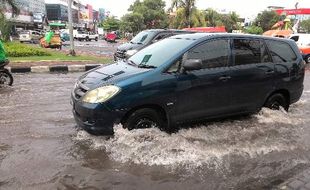 FOTO GENANGAN AIR SEMARANG : Hujan Deras, Jl. Pattimura Semarang Tergenang