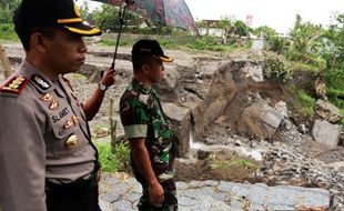 FOTO BANJIR BLITAR : Polisi dan Tentara Datangi Sabo Dam