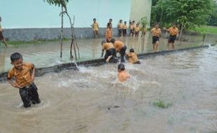 FOTO BANJIR NGAWI : Banjir Genangi Sekolah, Siswa Main Air