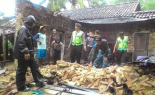 ANGIN KENCANG TRENGGALEK : Puting Beliung Rusakkan 8 Rumah di Trenggalek