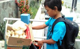 KISAH INSPIRARIF : Bocah Penjual Makaroni di Semarang Ini Undang Simpati Netizen