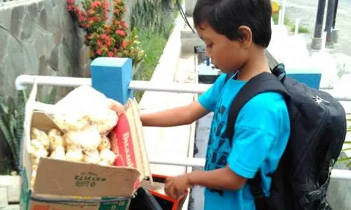 KISAH INSPIRARIF : Bocah Penjual Makaroni di Semarang Ini Undang Simpati Netizen