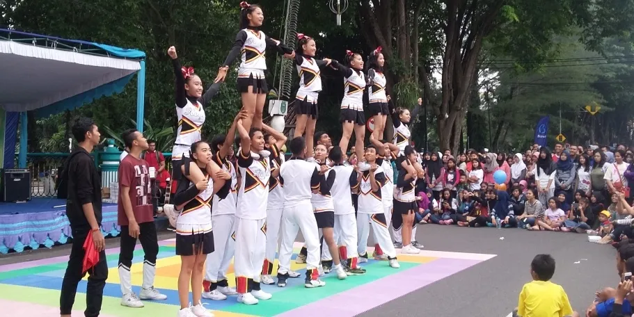 CAR FREE DAY MADIUN : SMAN 3 Madiun Hadirkan Cheerleader di CFD Espos CAR FREE DAY MADIUN : SMAN 3 Madiun Hadirkan Cheerleader di CFD Espos