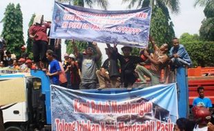 FOTO PERTAMBANGAN PONOROGO : Begini Demo Pekerja Tambang Ponorogo