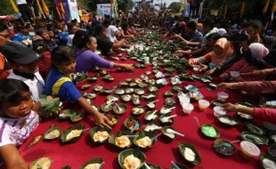 FESTIVAL JENANG 2016 : Begini Kehebohan Warga Berebut 20.000 Takir Jenang di Solo