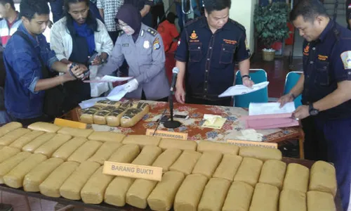 Foto Gelar Perkara Penyitaan 50 Kg Ganja Hasil Operasi Narkoba Progo 2016