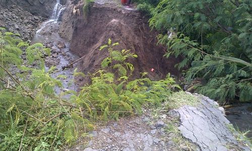 KERUSAKAN INFRASTRUKTUR KLATEN : Jalan Penghubung Senden-Ngawen Ambrol Terkikis Hujan