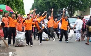 FOTO HARI PEDULI SAMPAH : Begini Pegawai Pos Bersihkan Madiun