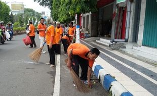 HARI PEDULI SAMPAH : 130 Pegawai Pos Bersihkan di CFD Madiun