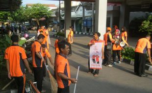 HARI PEDULI SAMPAH : Pegawai Kantor Pos Sukoharjo Bersihkan Alun-Alun dan Pasar