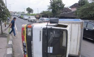 Truk Boks Hantam Truk Boks di Jalan Solo-Jogja Jombor Klaten